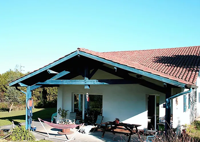 Izpi Urdin Holistic Surfhouse *