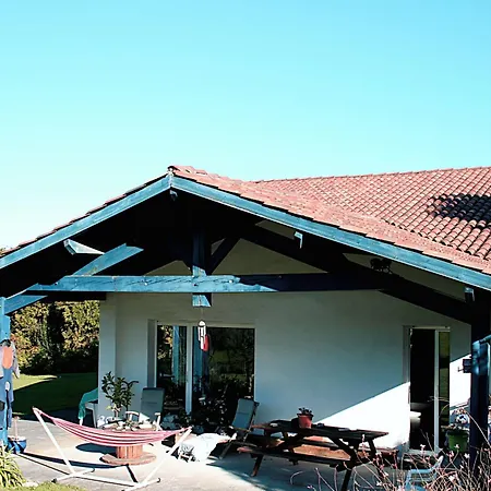 Izpi Urdin Holistic Surfhouse *